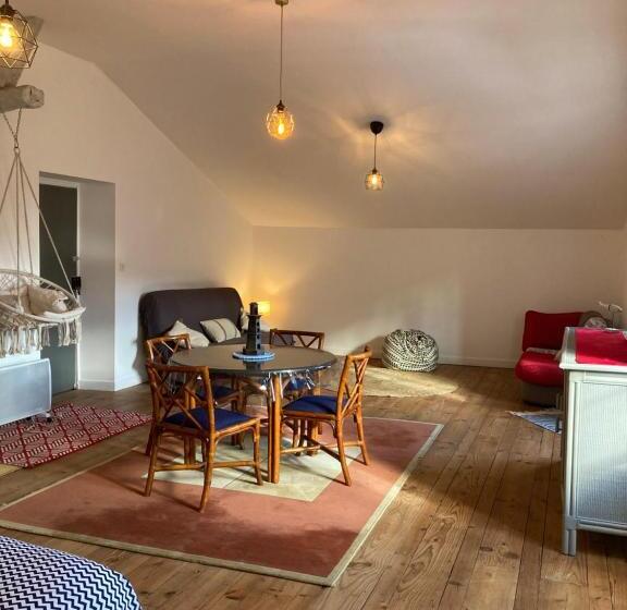 غرفة عائلية مطلّة علي الجبل, Maison Graciateguy