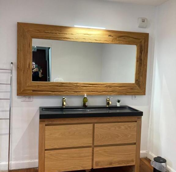 غرفة عائلية مطلّة علي الجبل, Maison Graciateguy