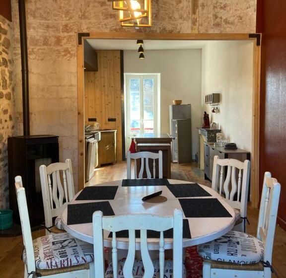 غرفة عائلية مطلّة علي الجبل, Maison Graciateguy