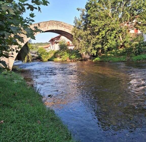 غرفة عائلية مطلّة علي الجبل, Maison Graciateguy