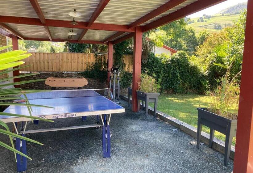 غرفة عائلية مطلّة علي الجبل, Maison Graciateguy