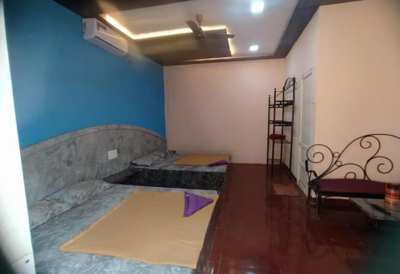 패밀리 룸, The Wayside Inn