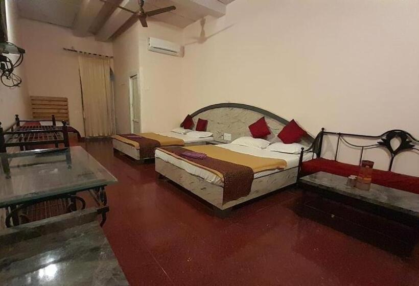 패밀리 룸, The Wayside Inn