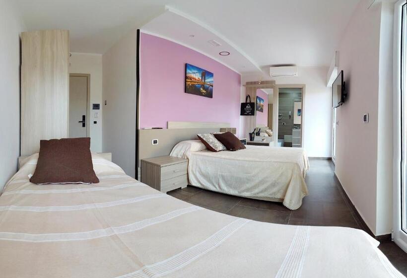 Standard Triple Room with Terrace, Bellavista Formia