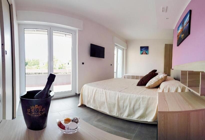 חדר סטנדרט לשלושה עם טרסה, Bellavista Formia