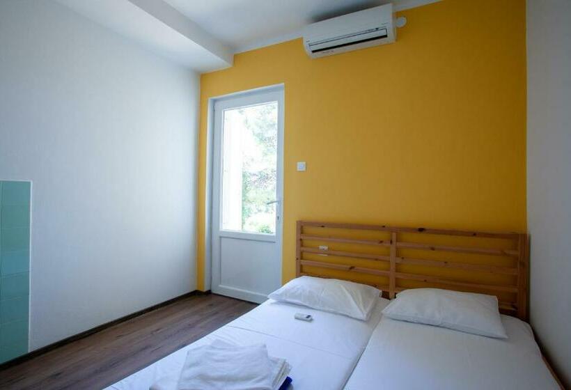 اتاق استاندارد با سرویس بهداشتی مشترک, Hostel Trobenta In Oblak