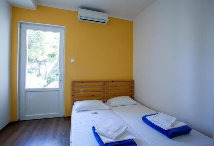 اتاق استاندارد با سرویس بهداشتی مشترک, Hostel Trobenta In Oblak