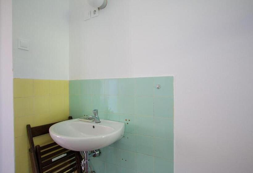 اتاق استاندارد سه تخته با سرویس بهداشتی مشترک, Hostel Trobenta In Oblak