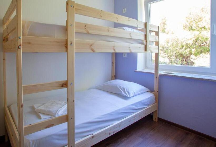اتاق استاندارد سه تخته با سرویس بهداشتی مشترک, Hostel Trobenta In Oblak