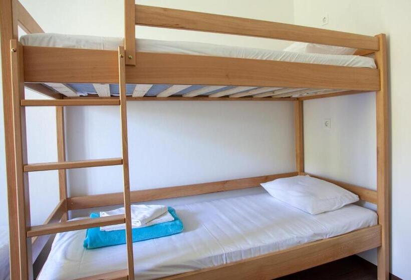 اتاق استاندارد سه تخته با سرویس بهداشتی مشترک, Hostel Trobenta In Oblak