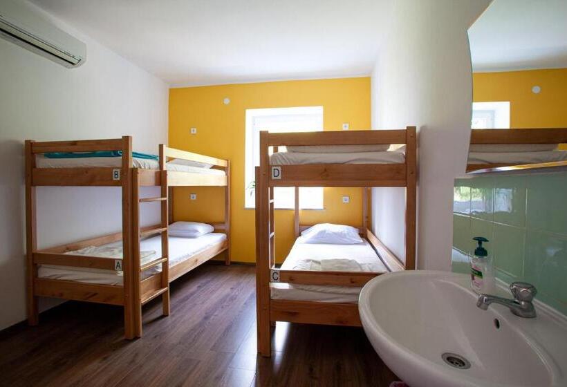 اتاق استاندارد چهارنفره با سرویس بهداشتی مشترک, Hostel Trobenta In Oblak