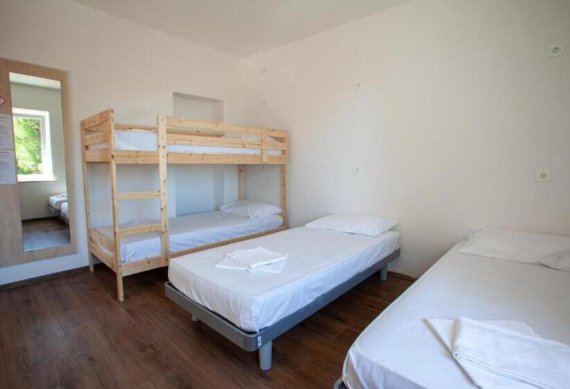 اتاق استاندارد چهارنفره با سرویس بهداشتی مشترک, Hostel Trobenta In Oblak
