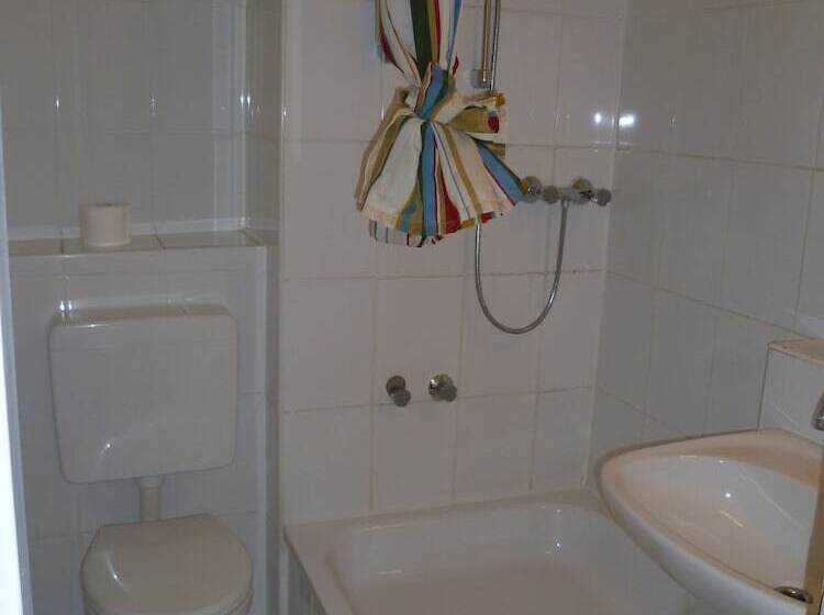 اتاق استاندارد یک نفره, Domo Hotel Mondial