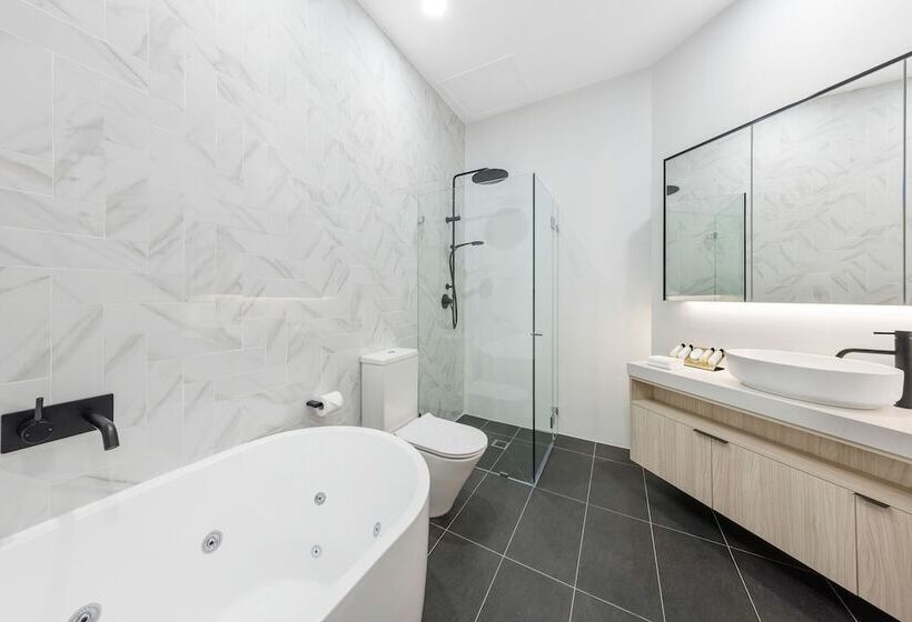 1 Bedroom Penthouse Apartment, Meriton Suites Bondi Junction
