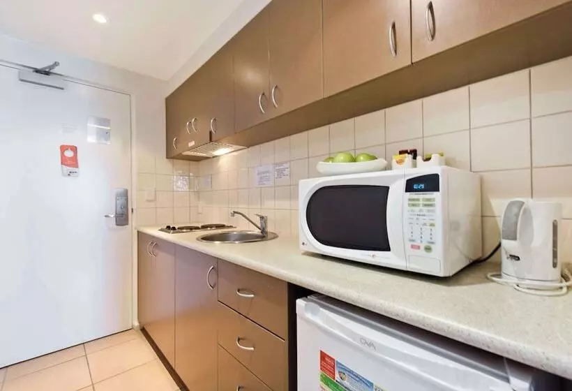 استودیوی استاندارد, Metro Advance Apartments &