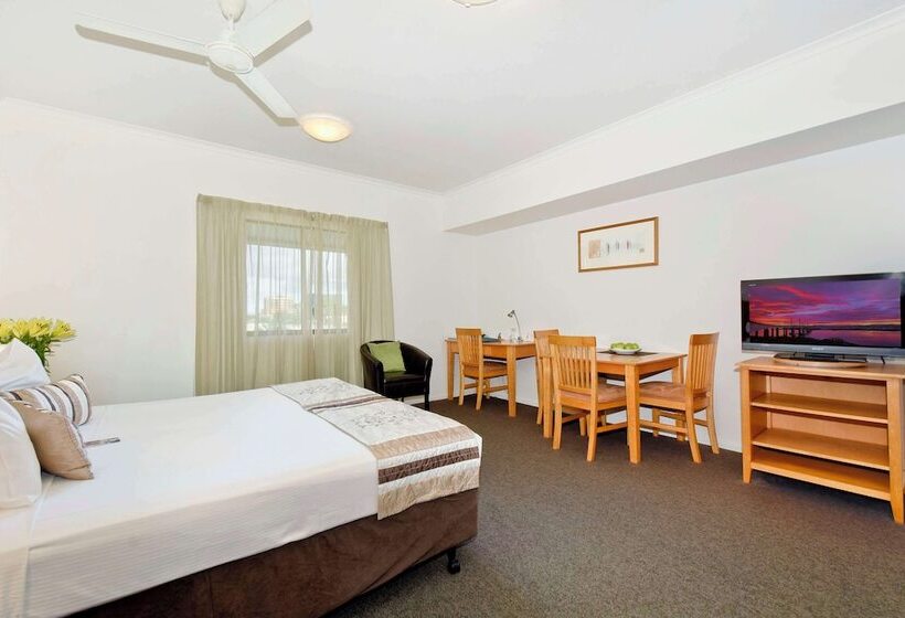 スタンダードスタジオ, Metro Advance Apartments &