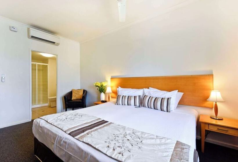 スタンダードスタジオ, Metro Advance Apartments &