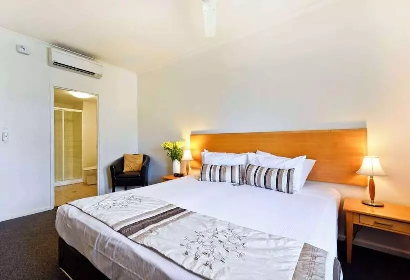 استودیوی استاندارد, Metro Advance Apartments &