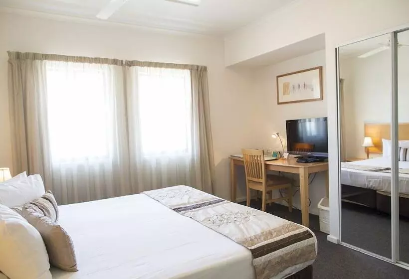 استودیوی استاندارد, Metro Advance Apartments &