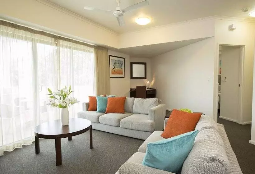 آپارتمان مدیریتی 2 خوابه, Metro Advance Apartments &