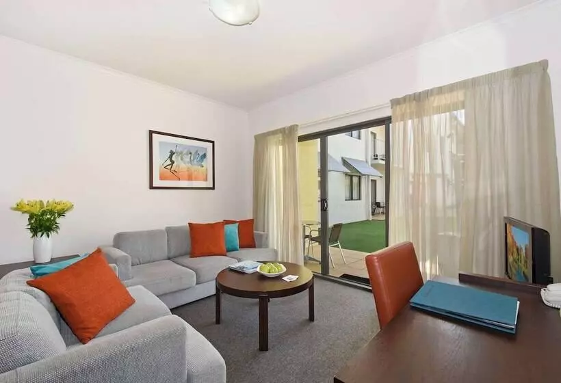 آپارتمان مدیریتی 2 خوابه, Metro Advance Apartments &