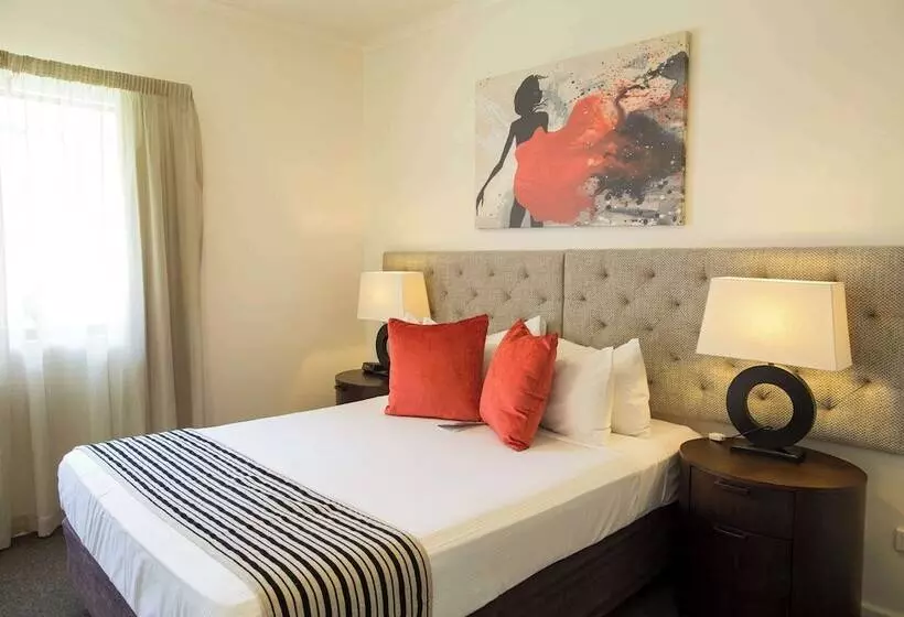 آپارتمان مدیریتی 2 خوابه, Metro Advance Apartments &