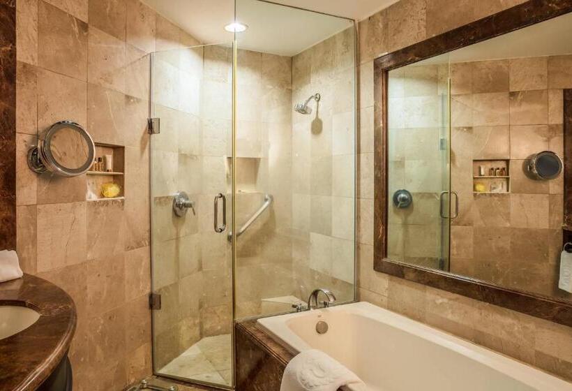 Club Room King Bed, Sheraton Chihuahua Soberano