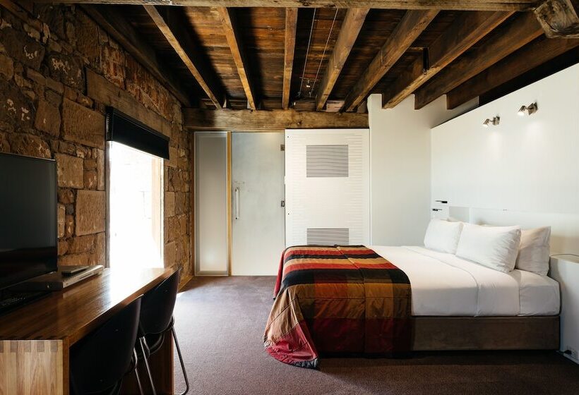 Quarto Estandar, The Henry Jones Art