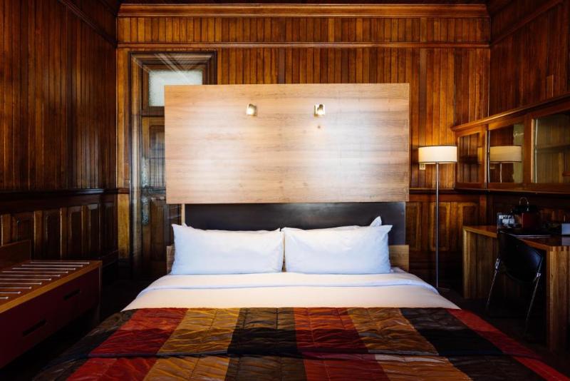 Quarto Estandar com Vistas, The Henry Jones Art