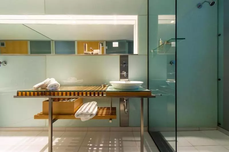 シングルデラックスルーム, The Henry Jones Art