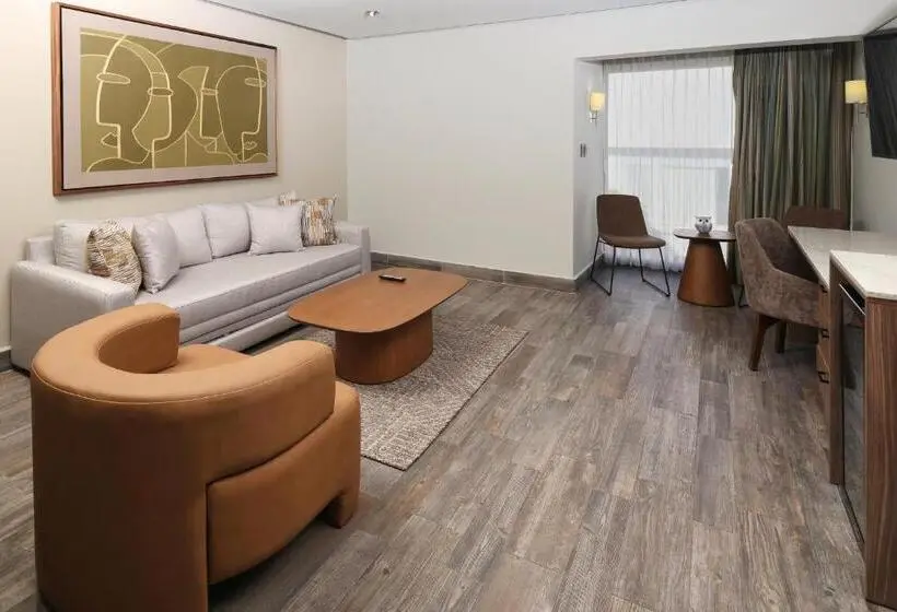キングサイズベッドのスイートルーム, Voco Hermosillo, An Ihg