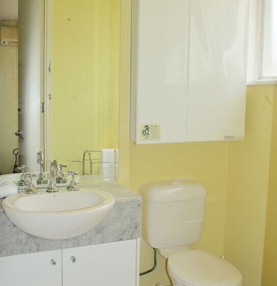 스탠다드 스튜디오, Knightsbridge Apartments