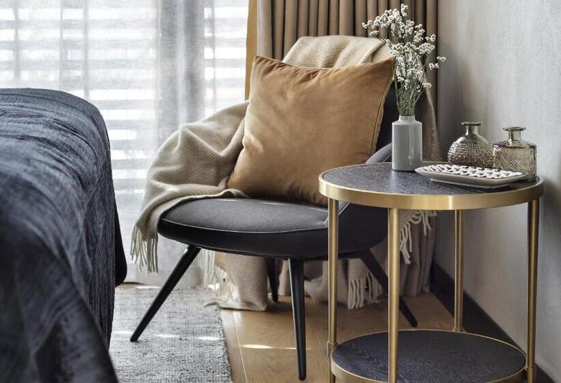 수피리어 스위트, Fitzroy By Luminous