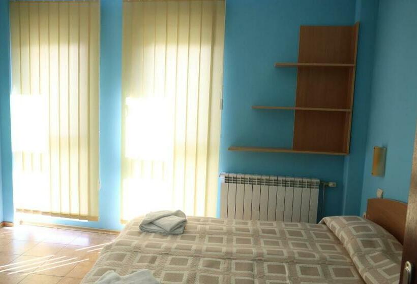 带1个卧室的带阳台的公寓, Family Hotel Papi