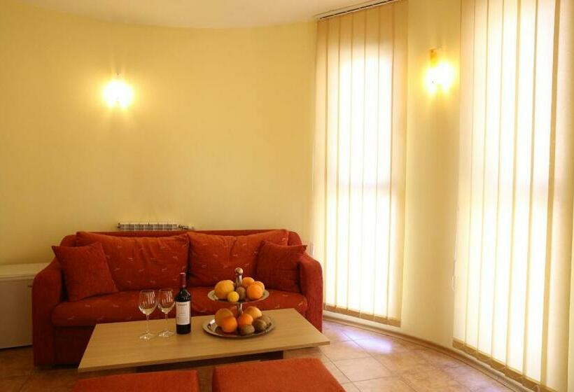 带1个卧室的带阳台的公寓, Family Hotel Papi