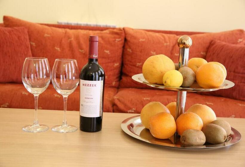 带1个卧室的带阳台的公寓, Family Hotel Papi