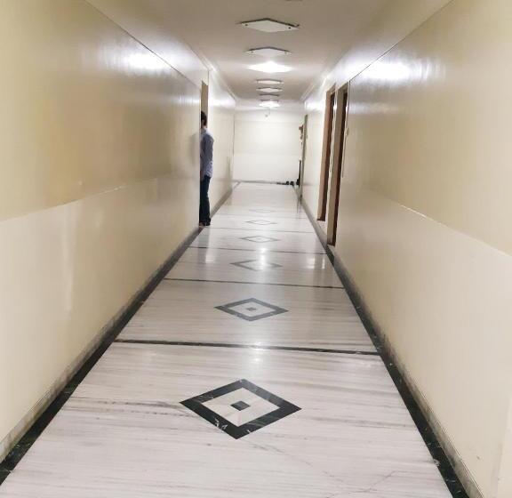 חדר אקונומי, Jay International