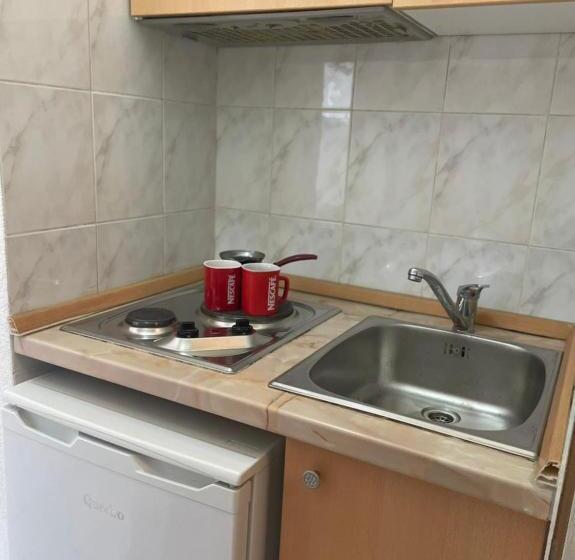 استودیو خانوادگی, Jelić Apartmani