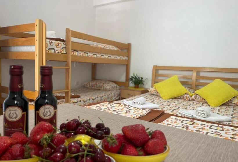 استودیو خانوادگی, Jelić Apartmani