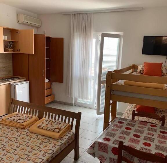 اتاق استاندارد چهار تخته با چشمانداز دریا, Jelić Apartmani