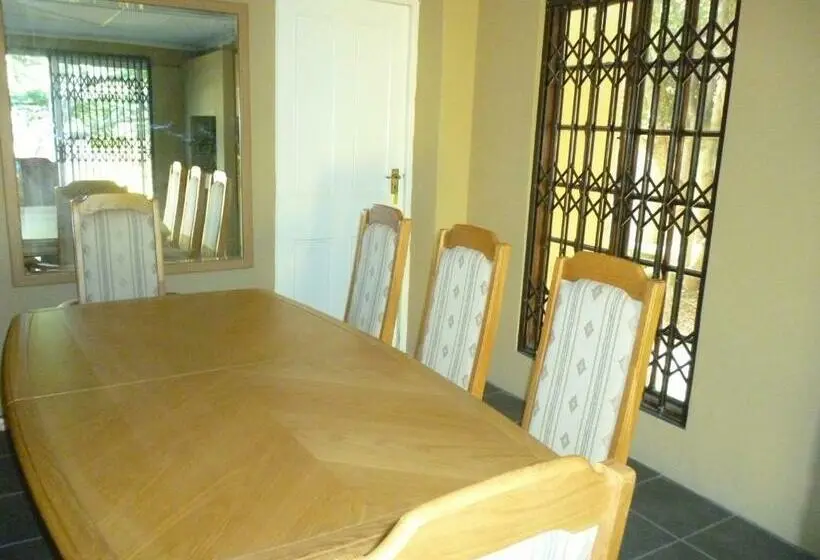 اتاق خانوادگی, Royal Guest House