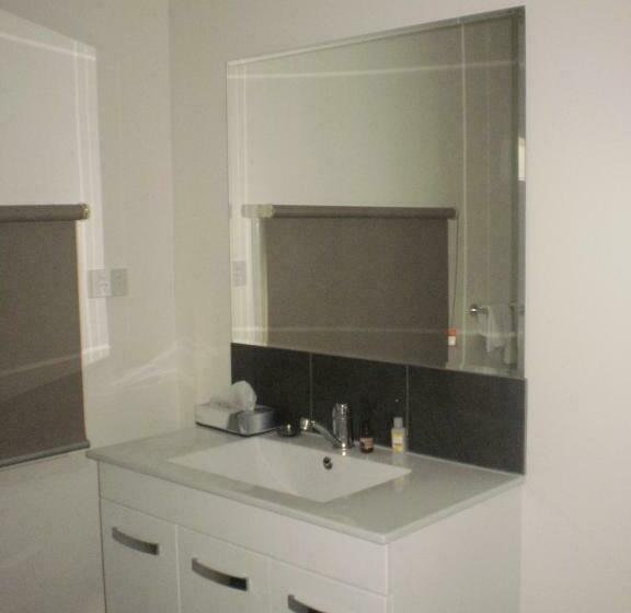 اتاق اجرایی, Blackwater Hotel Motel