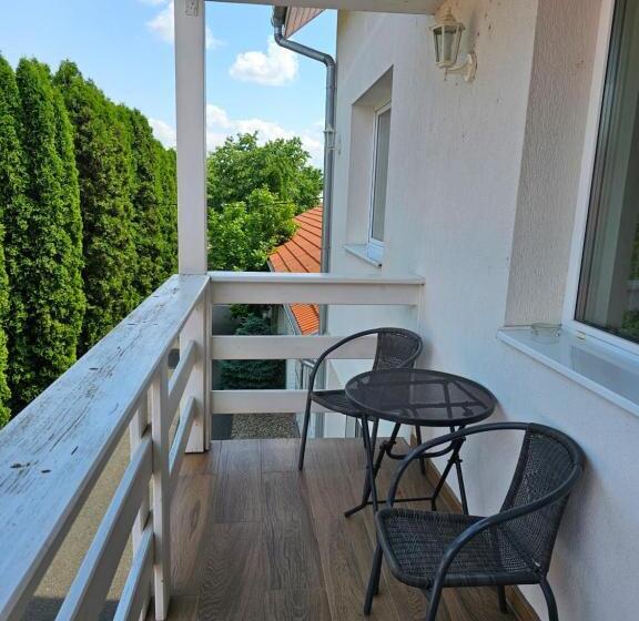 스탠다드 스튜디오, Pension Aquaris