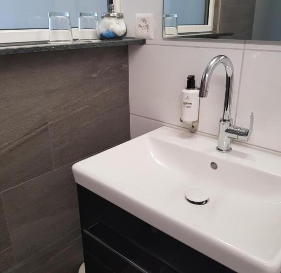 חדר סטנדרט, Adler