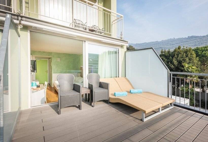 高级大房间, Gabry