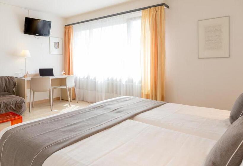 Семейный Номер, Hôtel Des Arts