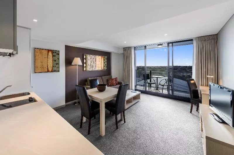 آپارتمان لوکس 1 خوابه, Oaks Adelaide Horizons Suites