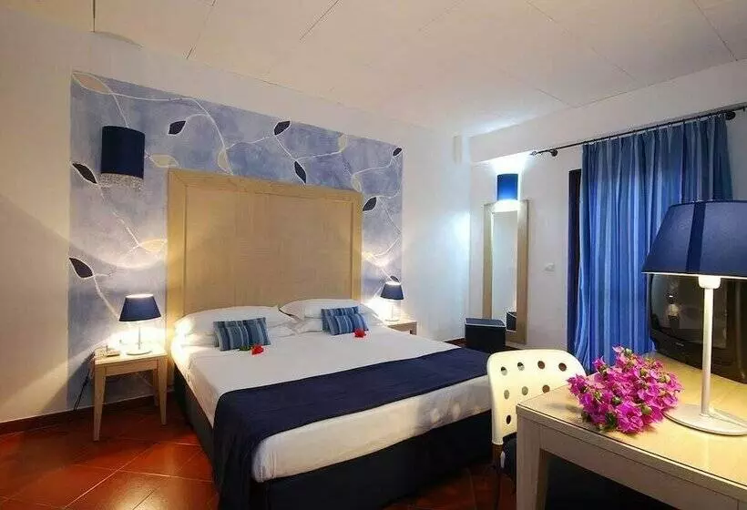 اتاق اکونومی, Cala Rosa Club