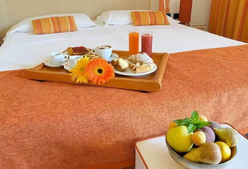 اتاق اکونومی, Cala Rosa Club