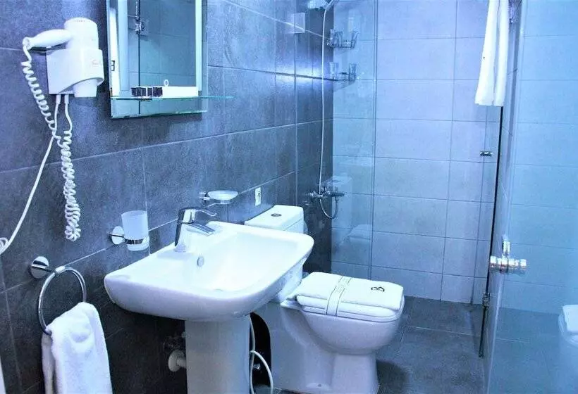 اتاق لوکس سه تخته, Beverly Hotel Beirut